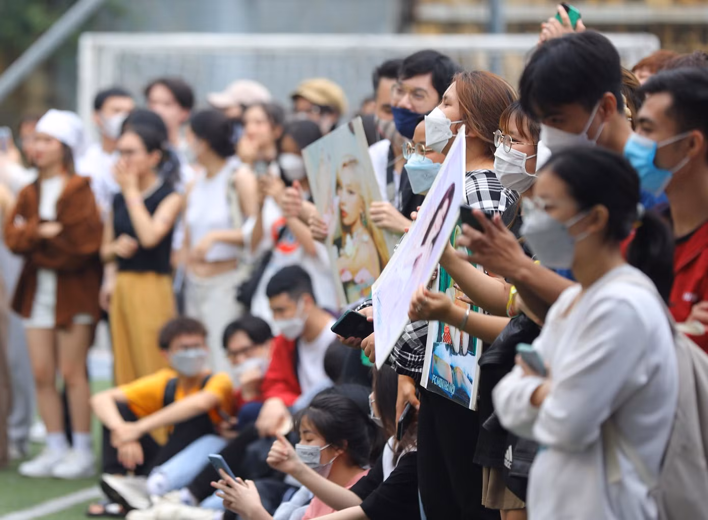 Sự góp mặt của Min tại 'Sóng Festival' làm bùng nổ sân khấu buổi chiều, với hàng nghìn sinh viên tham dự.