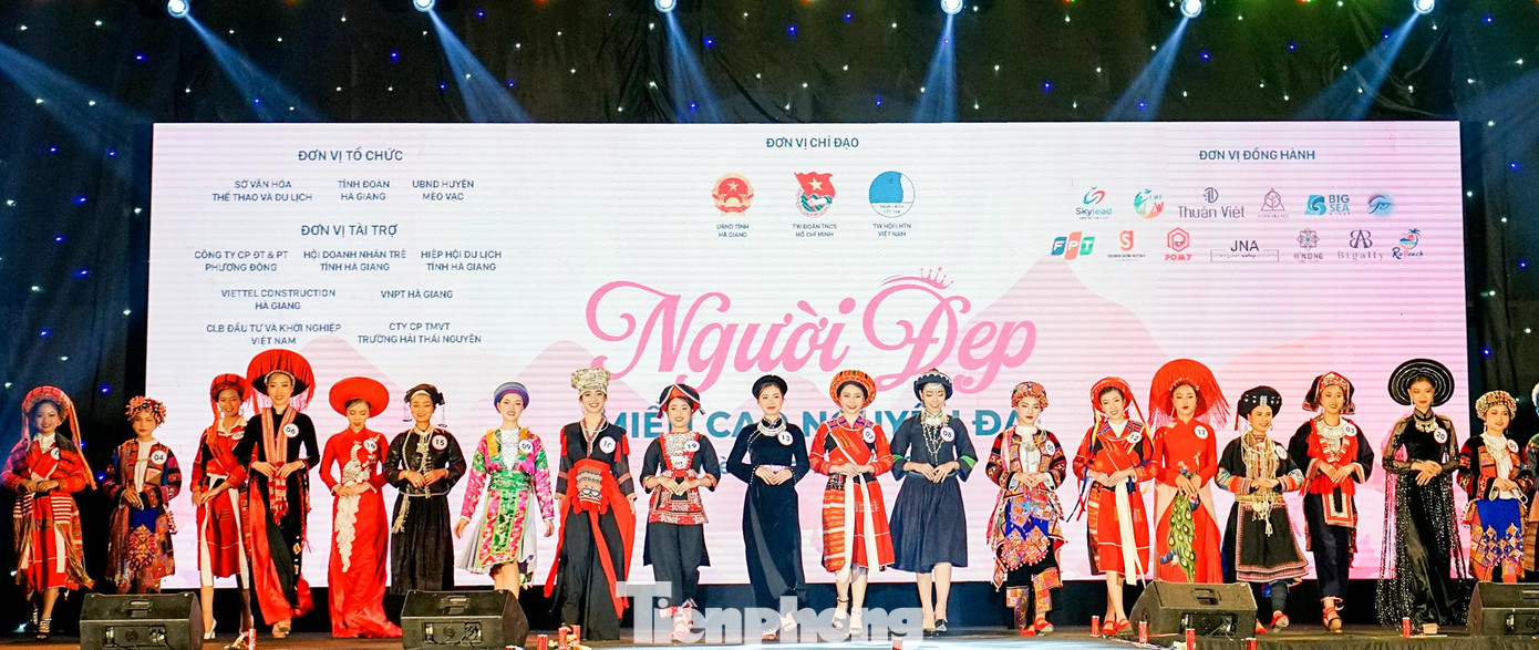 20 thí sinh trình diễn trang phục dân tộc