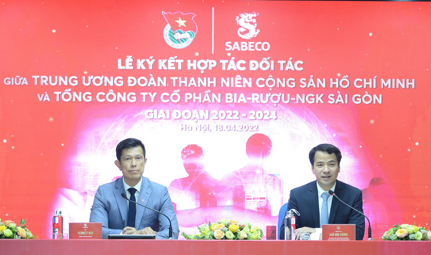 Anh Ngô Văn Cương (bên phải ảnh) và ông Bennett Neo trao đổi với báo chí sau lễ ký kết