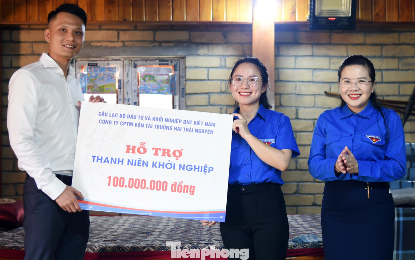 CLB Đầu tư và khởi nghiệp Doanh nhân trẻ Việt Nam và Cty CPTM Vận tải Trường Hải Thái Nguyên trao biển hỗ trợ 200 triệu đồng tới hai mô hình thanh niên khởi nghiệp, thanh niên làm kinh tế giỏi.