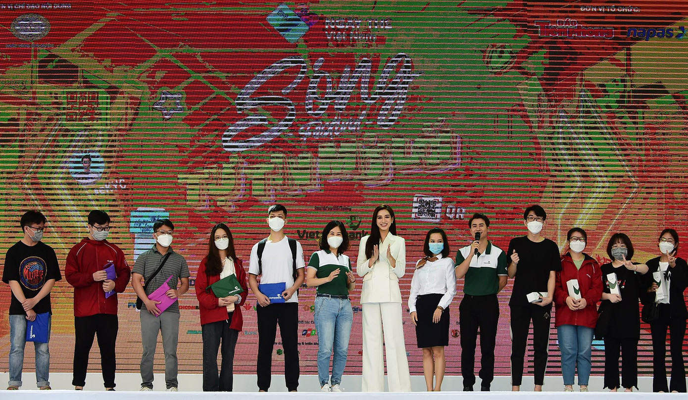 Bên cạnh những phần quà thú vị, những bạn trẻ còn có cơ hội giao lưu, chụp ảnh với Hoa hậu Đỗ Thị Hà.