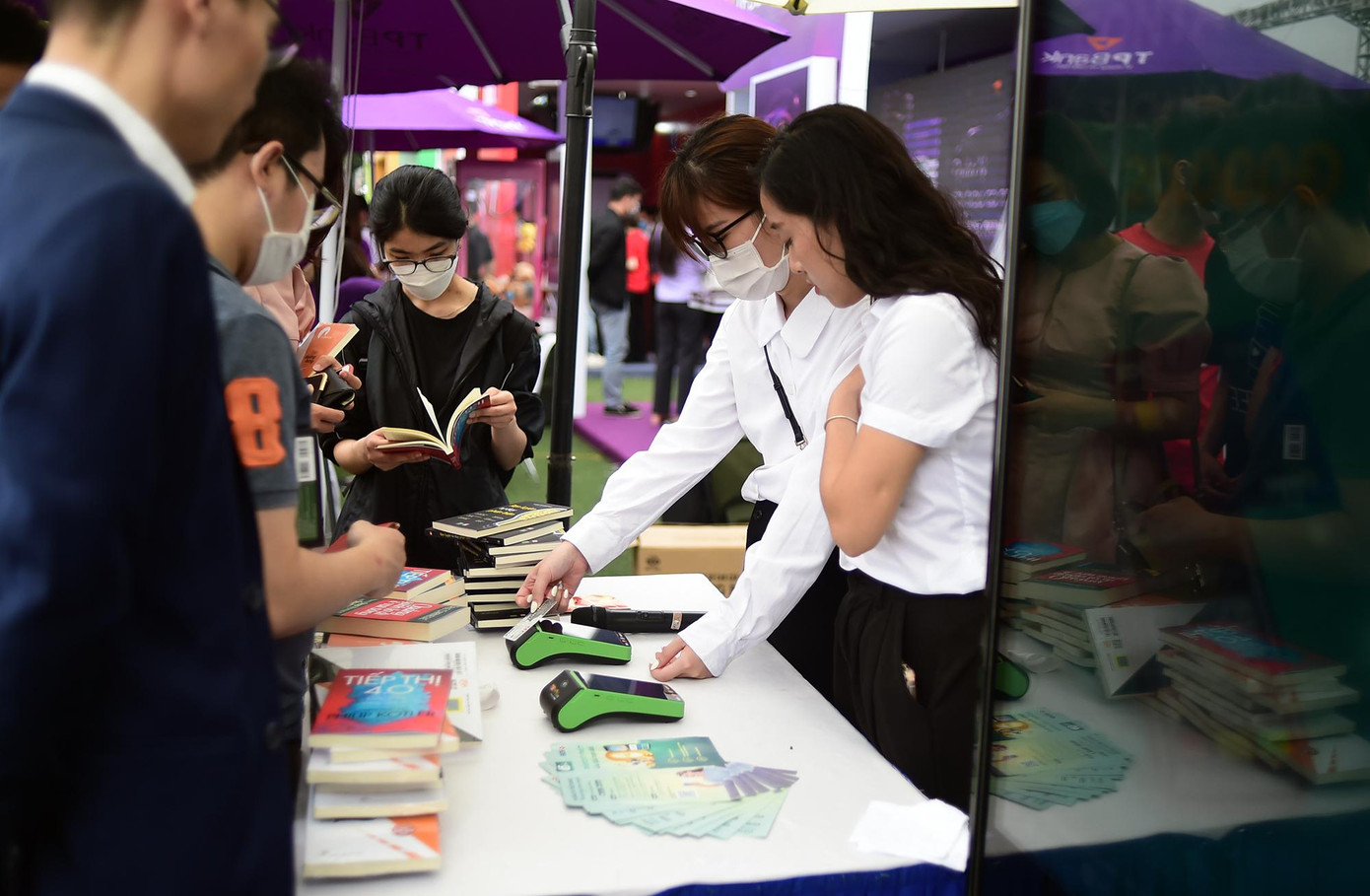 Nhiều mặt hàng được thanh toán qua thẻ thay vì sử dụng tiền mặt tại chương trình.