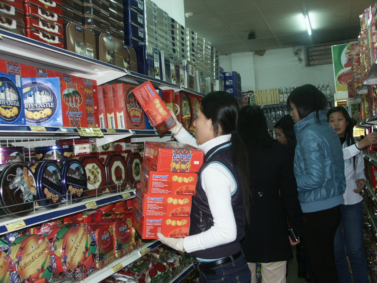 Người dân đất Cảng mua hàng thiết yếu