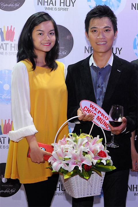 Ca sĩ Quỳnh Anh thay mặt công ty We Pro chúc mừng Hoàng Hiệp. Ca sĩ Quỳnh Anh thay mặt công ty We Pro chúc mừng Hoàng Hiệp