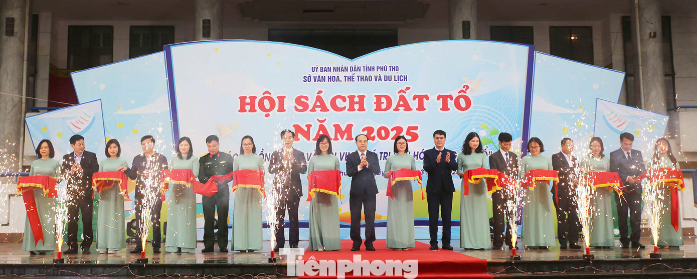 Đại biểu cắt băng khai mạc Hội sách Đất Tổ 2025.