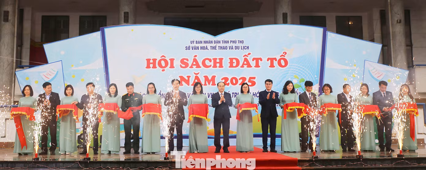 Đại biểu cắt băng khai mạc Hội sách Đất Tổ 2025.