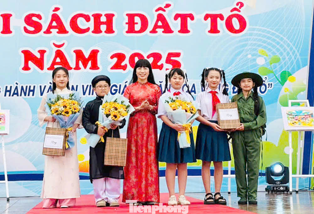 Lãnh đạo Sở Văn hóa - Thể thao và Du lịch trao giải Nhất phần giao lưu giới thiệu sách hay mỗi ngày với chủ đề Tự hào một dải non sông.