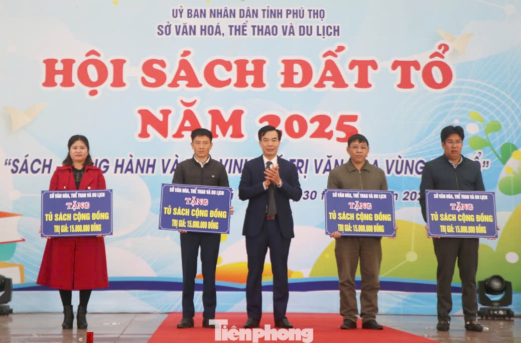 Lãnh đạo Sở Văn hóa - Thể thao và Du lịch trao biểu trưng tặng sách hỗ trợ xây dựng tủ sách cộng đồng cho một số địa phương.