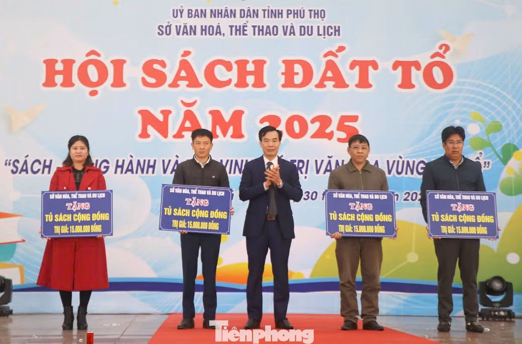 Lãnh đạo Sở Văn hóa - Thể thao và Du lịch trao biểu trưng tặng sách hỗ trợ xây dựng tủ sách cộng đồng cho một số địa phương.