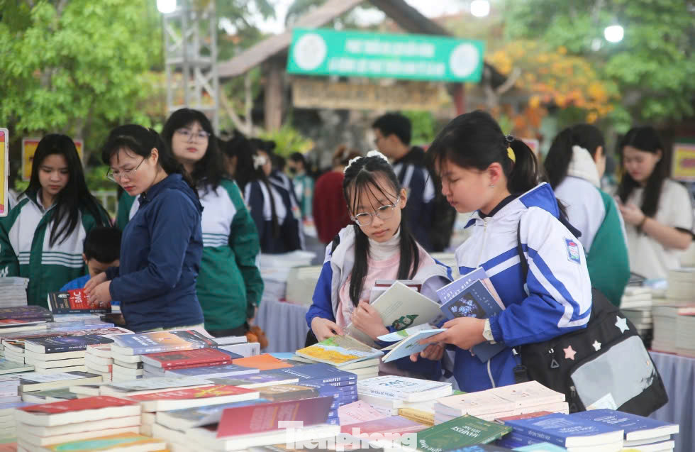Hội sách thu hút sự đông đảo học sinh và người dân đến tham quan, mua sách.