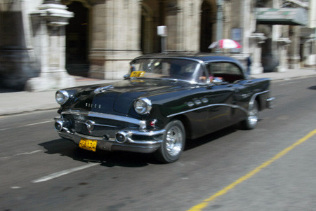 Chiếc Buick đời 1950 chạy quanh khu vực trung tâm Havana vào tháng 5/2004