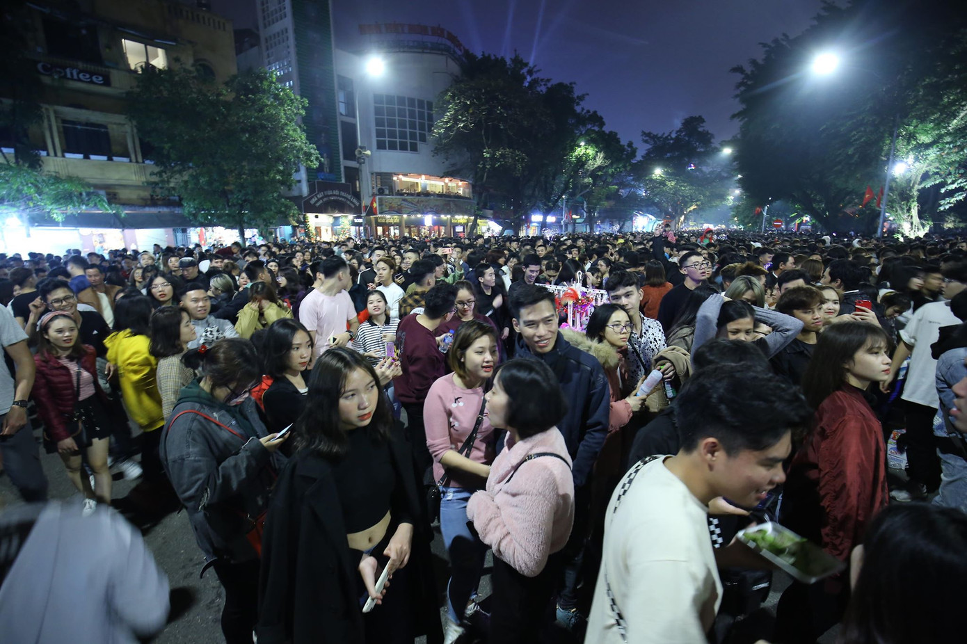 Pháo hoa rực sáng đón năm mới 2020 ảnh 24