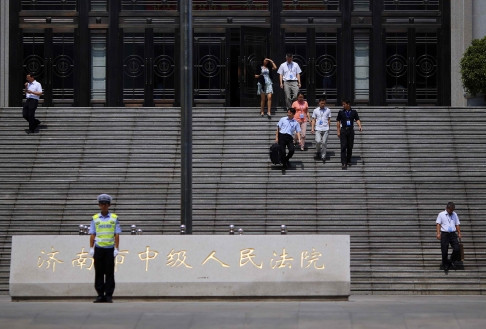 Những người theo dõi xét xử ông Bạc Hy Lai rời khỏi tòa án chiều nay. Những người theo dõi phiên tòa xét xử ông Bạc Hy Lai rời khỏi tòa án chiều nay và chờ đợi bản án đối với ông Bạc