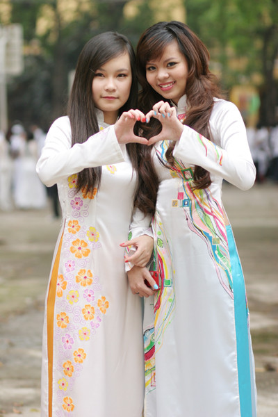 Làm dáng tạo trái tim