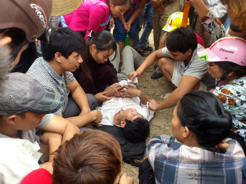 Một người tự dưng nói bị vong nhập và được các nhà ngoại cảm chăm sóc cẩn thận như diễn trò bịp bợm