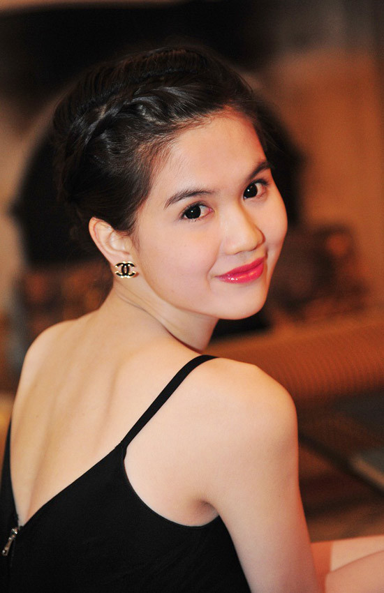 Ngọc Trinh trẻ trung và đáng yêu với mái tóc dài mái bằng. Sang trọng, quý phái khi búi gọn. Kiểu tóc tết lệch tinh nghịch và thời thượng. Ngọc Trinh gợi cảm với phần mái lệch buông xõa. Kiểu tóc dài tỉa mỏng. "Nữ hoàng nội y" vẫn rất quyến rũ với kiểu tóc đơn giản này. Tóc xoăn bồng bềnh. Tóc đuôi gà trẻ trung, năng động. Kiểu tóc dạ tiệc làm tôn lên vẻ kiêu sa của người đẹp. Và kiểu tóc tết cầu kỳ tạo cho Ngọc Trinh vẻ quyến rũ đầy mê hoặc.