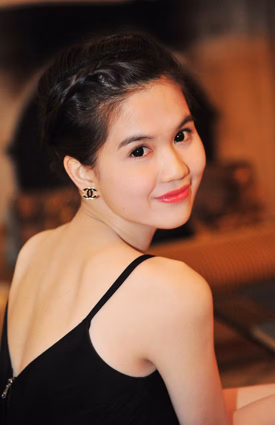 Ngọc Trinh trẻ trung và đáng yêu với mái tóc dài mái bằng. Sang trọng, quý phái khi búi gọn. Kiểu tóc tết lệch tinh nghịch và thời thượng. Ngọc Trinh gợi cảm với phần mái lệch buông xõa. Kiểu tóc dài tỉa mỏng. "Nữ hoàng nội y" vẫn rất quyến rũ với kiểu tóc đơn giản này. Tóc xoăn bồng bềnh. Tóc đuôi gà trẻ trung, năng động. Kiểu tóc dạ tiệc làm tôn lên vẻ kiêu sa của người đẹp. Và kiểu tóc tết cầu kỳ tạo cho Ngọc Trinh vẻ quyến rũ đầy mê hoặc.