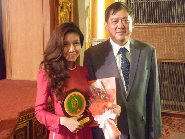 Doanh nhân trẻ Tuệ Nghi cùng Đại sứ quán toàn quyền Việt Nam tại Myanmar