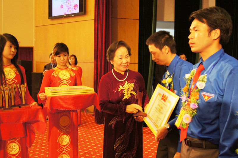 Phó Chủ tịch nước Nguyễn Thị Doan trao bằng khen cho các gương mặt trẻ tiêu biểu