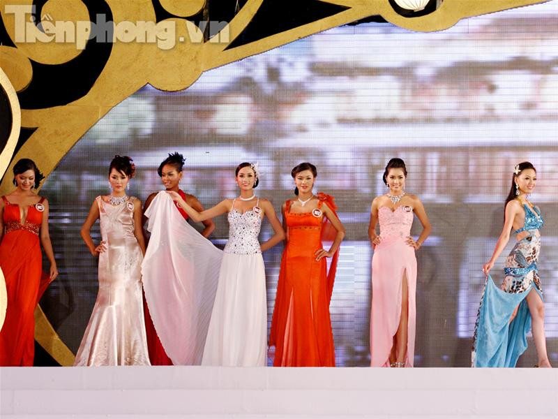 Các thí sinh trong phần thi Trang phục Dạ hội. Ảnh: Hồng Vĩnh.