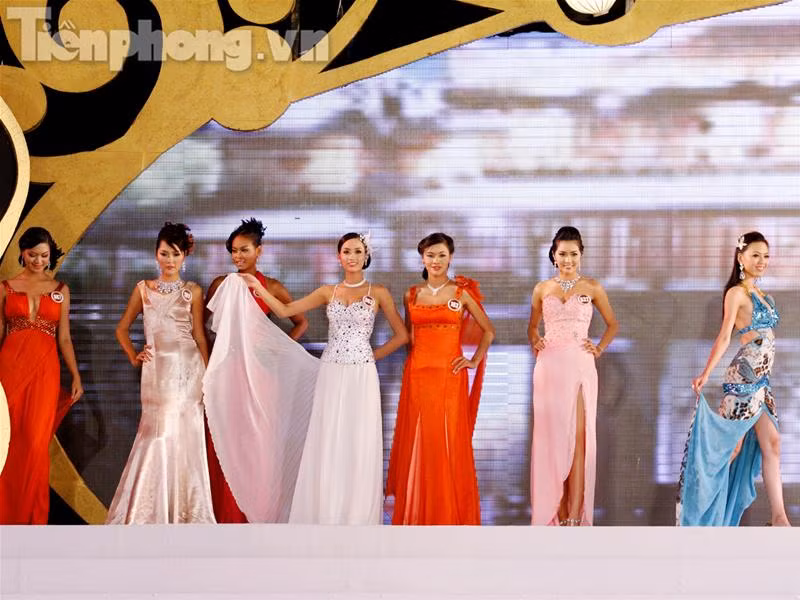 Các thí sinh trong phần thi Trang phục Dạ hội. Ảnh: Hồng Vĩnh. Các thí sinh trong phần thi Trang phục Dạ hội. Ảnh: Hồng Vĩnh.