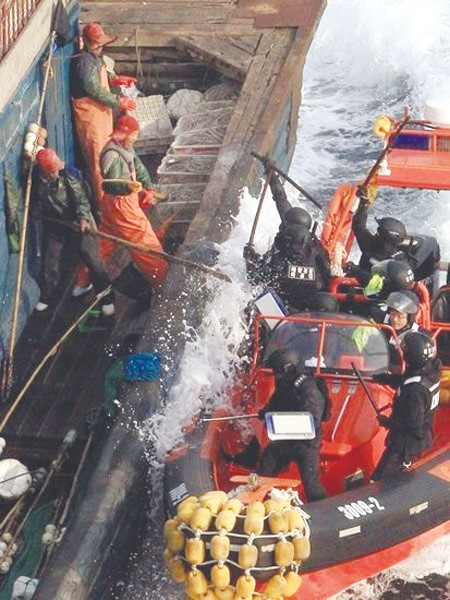 Thuyền viên trên tàu cá Trung Quốc dùng gậy gộc chống lại lực lượng tuần duyên Hàn Quốc khi bị bắt quả tang đánh bắt trái phép trong vùng biển Hàn Quốc hồi tháng 6. Thuyền viên trên tàu cá Trung Quốc dùng gậy gộc chống lại lực lượng tuần duyên Hàn Quốc khi bị bắt quả tang đánh bắt trái phép trong vùng biển Hàn Quốc hồi tháng 6