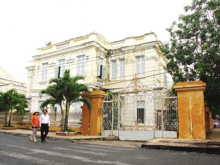 Nhà Lớn (gồm 2 tòa nhà) của Hội đồng Trần Trinh Trạch, nay là khách sạn Công Tử Bạc Liêu.