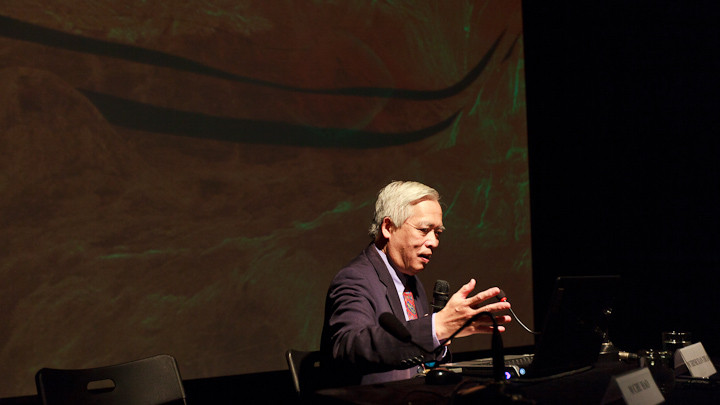 Giáo sư Trịnh Xuân Thuận tại buổi thuyết trình tại L'Espace