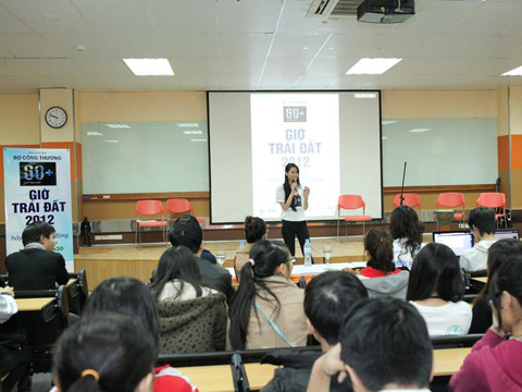 Đại sứ Dương Thùy Linh chia sẻ: “Không chỉ dừng lại hành động tắt đèn một giờ mỗi năm, bằng ý thức và những hành động đơn giản khác, chúng ta vẫn có thể chống lại biến đổi khí hậu và bảo vệ môi trường một cách thiết thực như tắt đèn và thiết bị điện không cần thiết, ưu tiên sử dụng sản phẩm từ vật liệu tái chế, tặng lại đồ cũ còn tốt thay vì biến chúng thành rác thải, hạn chế đi lại bằng phương tiện cá nhân, ưu tiên sử dụng thiết bị tiết kiệm năng lượng và thân thiện với môi trường…”