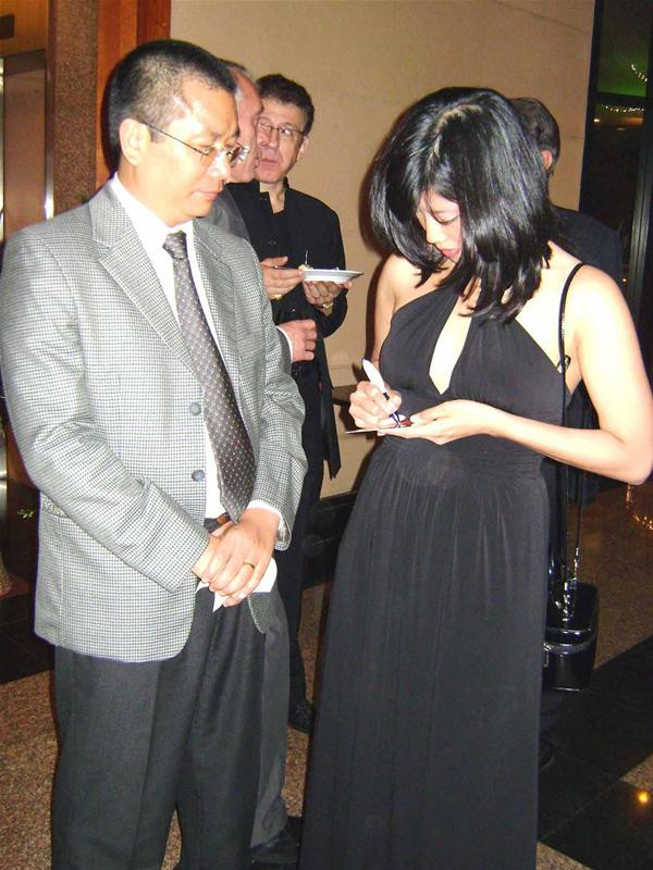 Nhiệt tình ký tặng người hâm mộ