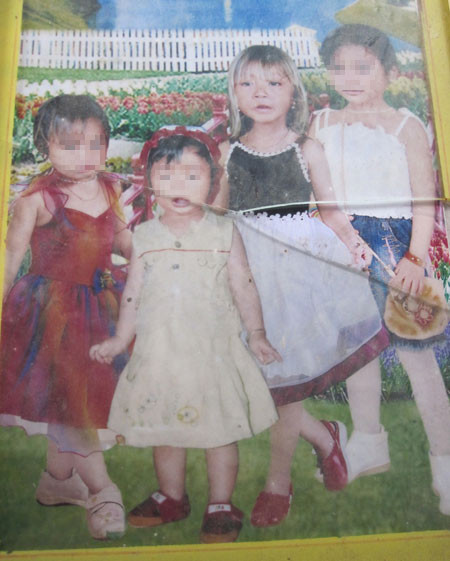 Bé Y Phới (thứ 2 từ phải sang) có màu tóc đặc biệt phía trên đầu màu đen càng về phía dưới càng trắng