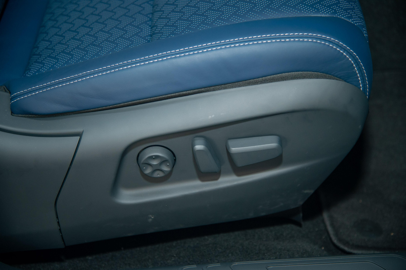 Hàng ghế trước của VF8 có chức năng chỉnh điện, đem lại sự thuận tiện cho người lái và hành khách.