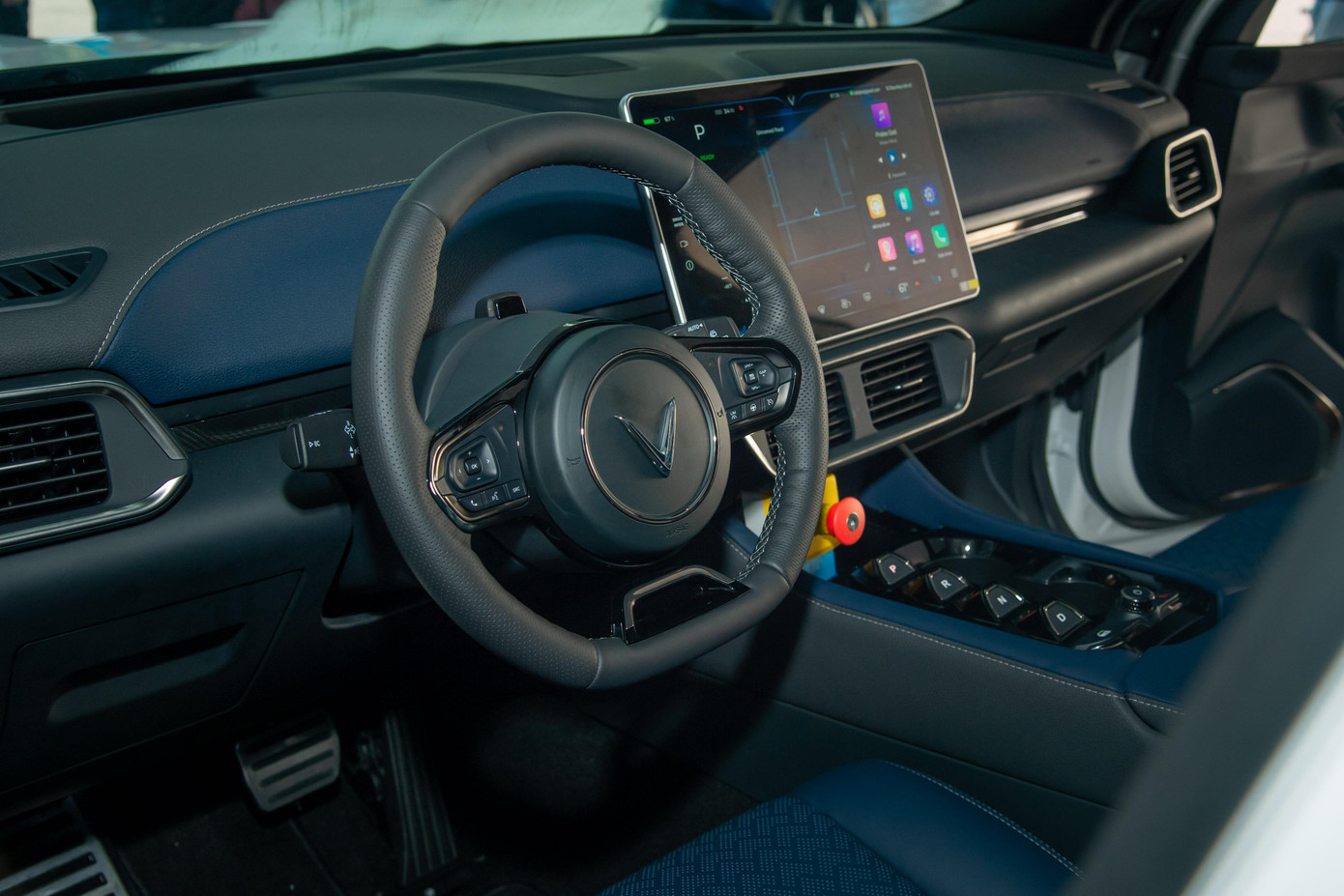 VF8 đã loại bỏ cụm đồng hồ sau vô lăng, giúp cho bảng táp-lô trông gọn gàng và liền mạch hơn. Trung tâm bảng taplo của VF 8 nổi bật với màn hình cảm ứng 15,6 inch đặt ngang và lớn hơn hầu hết các dòng xe truyền thống đồng thời giảm thiểu số lượng nút bấm vật lý để đơn giản hóa giao diện.