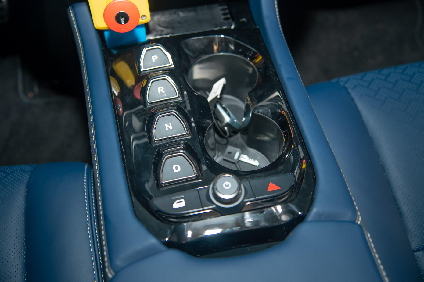 Khu vực chuyển số của xe thiết kế dạng nút bấm . Xe có ga tự động, giới hạn tốc độ kèm nhiều trang bị an toàn chủ động.