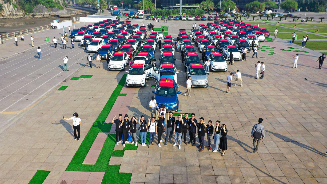 Đội hình được xếp theo hình chữ V đặc trưng của VinFast bên bờ vịnh Hạ Long.