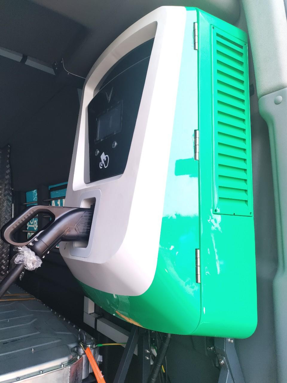 Sạc nhanh 30kW được trang bị trên xe.