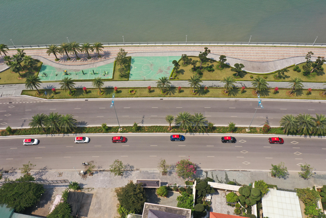 Trên nóc mỗi xe đều được dán quốc kỳ Việt Nam. Dự kiến, Tổ chức Kỷ lục Việt Nam sẽ chính thức vinh danh kỷ lục “Đoàn caravan ô tô điện nhiều nhất Việt Nam” cho đoàn ngay khi 100 xe VF e34 chinh phục thành công mũi Sa Vĩ vào chiều cùng ngày.