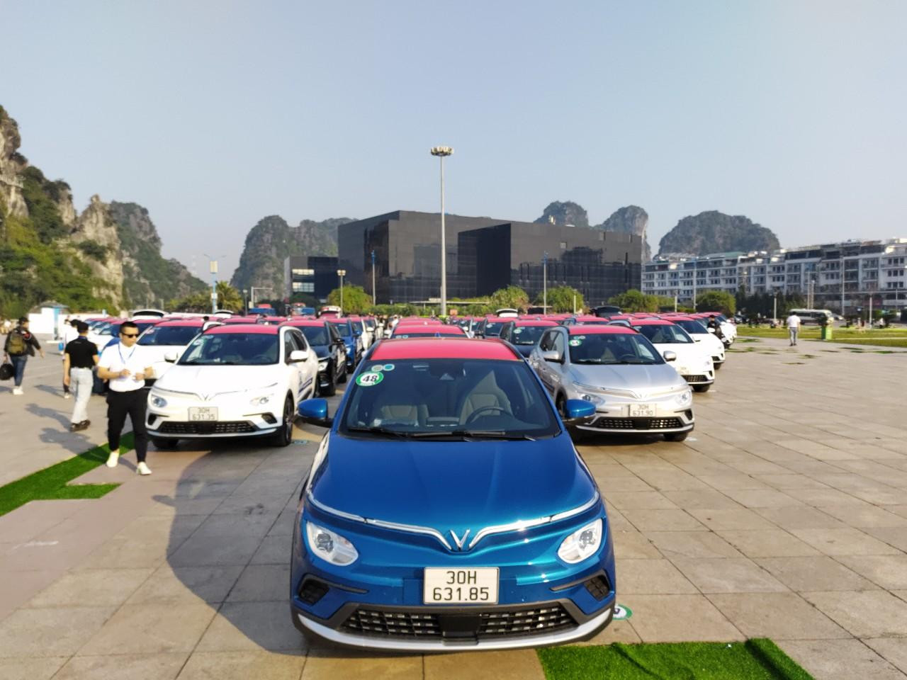 Đoàn xe VF e34 chuẩn bị khởi hành chinh phục mũi Sa Vĩ.