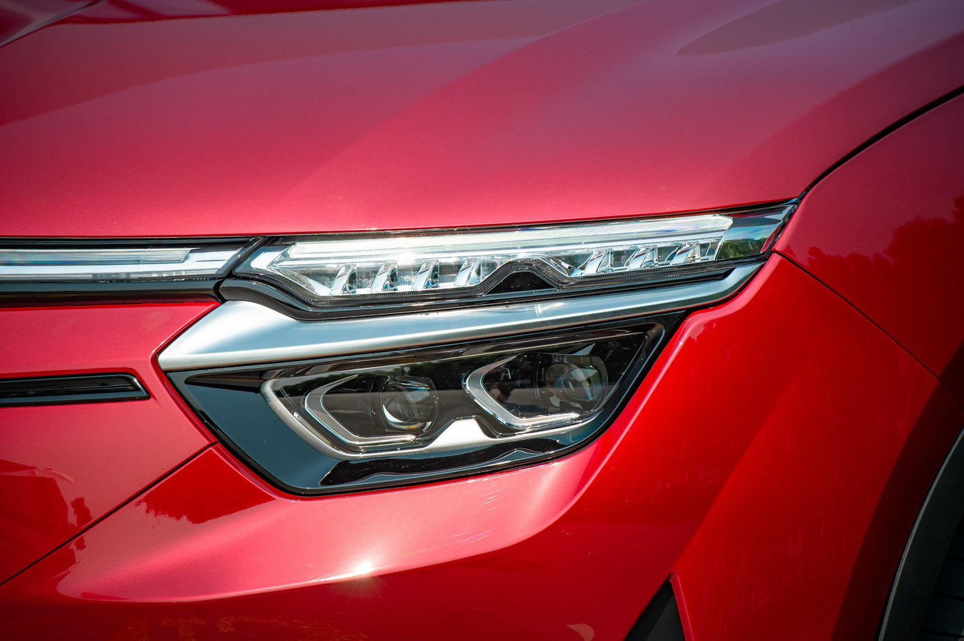 So với Lux A và SA, VF8 đã thay đổi cách tạo hình đèn, không còn là một dải mỏng mà là các bóng LED to, kết hợp gương cầu hỗ trợ, tách biệt với dải đèn chạy ban ngày cùng đèn báo rẽ.