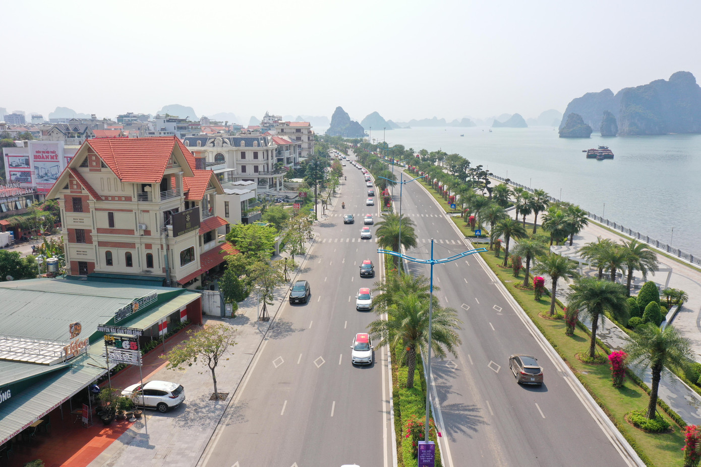 Với việc di chuyển theo đoàn, dàn xe VinFast VF e34 kéo dài đến hơn 5 km.