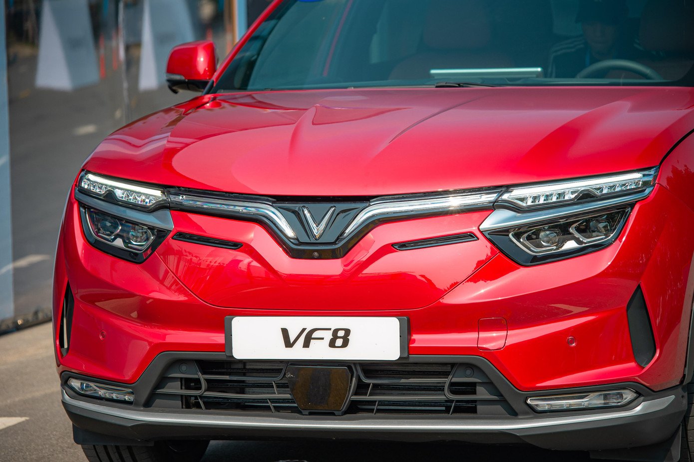 Phần đầu xe được thiết kế cầu kỳ và ấn tượng hơn các mẫu xe trước, nhưng vẫn sở hữu dải đèn LED tạo hình chữ V như các mẫu xe trước đó của VinFast.