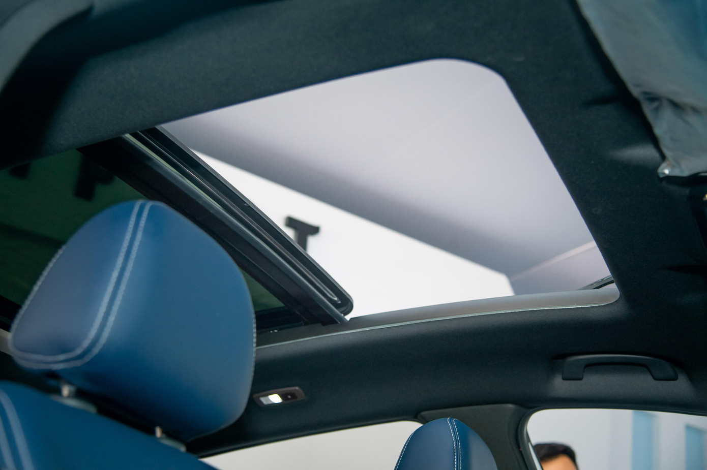 Cửa sổ trời là trang bị tiêu chuẩn cho phiên bản Plus. Khi bán ra thị trường, SUV điện VinFast có hai lựa chọn Eco và Plus.