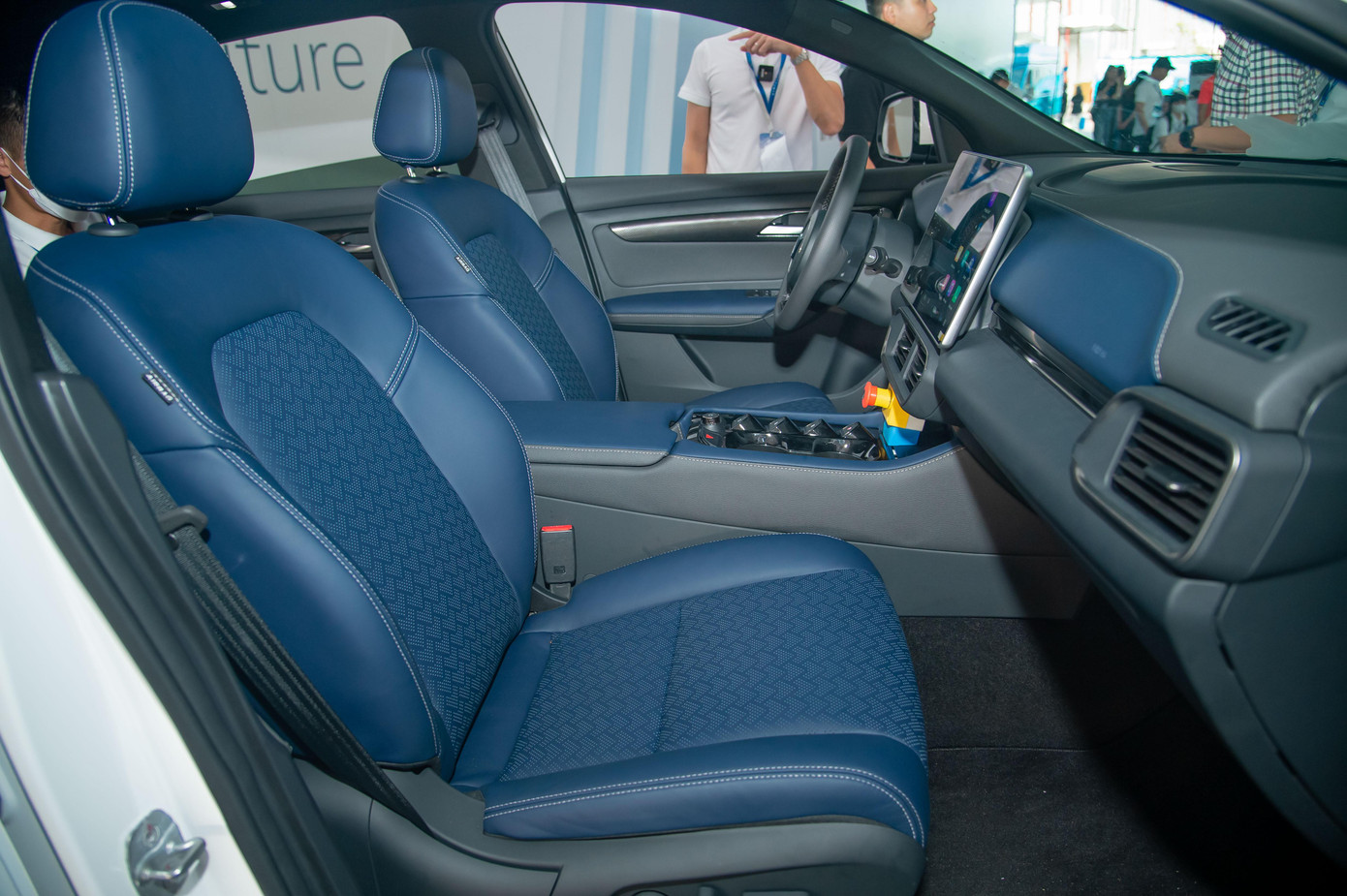 Thiết kế nội thất của xe là sự kết hợp của các tiêu chuẩn thẩm mỹ cao cấp. Cabin được bọc da, phối hai tông màu