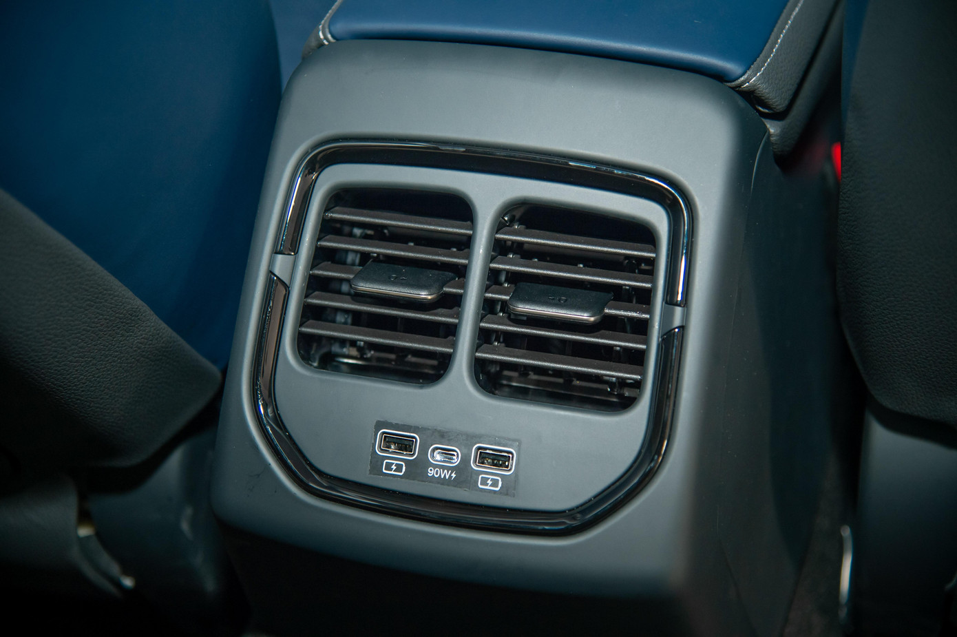 Cửa gió điều hòa cho hàng ghế sau của VF8. Hành khách ở khu vực này có thể sạc các thiết bị điện tử thông qua 3 cổng USB