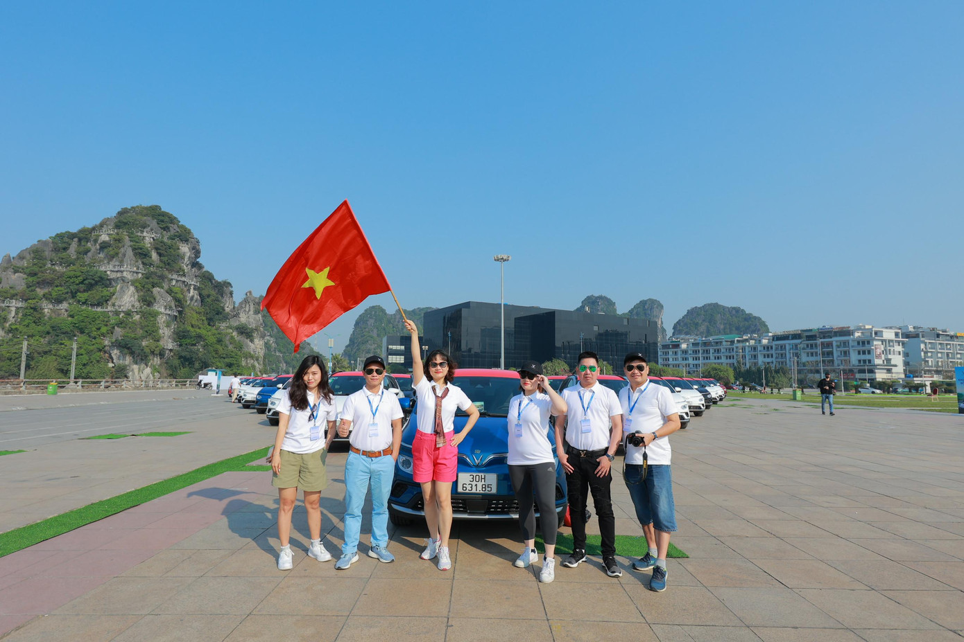 Nhiều chủ xe tranh thủ chụp hình "check-in" bên cạnh những chiếc VF e34 của mình. Không ít người dù đã sở hữu VF e34 một thời gian nhưng chưa có cơ hội được cùng chiếc xe điện này thực hiện chuyến hành trình dài và với nhiều dạng địa hình như chuyến đi chinh phục Sa Vĩ.