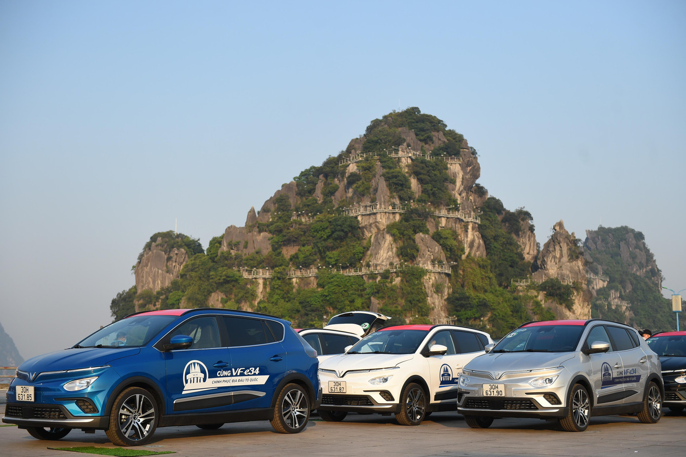 Dàn xe điện VF e34 đã tập trung từ sáng sớm tại Hạ Long để chuẩn bị cho sự kiện. Trên xe được dán tem "Chinh phục địa đầu Tổ quốc".