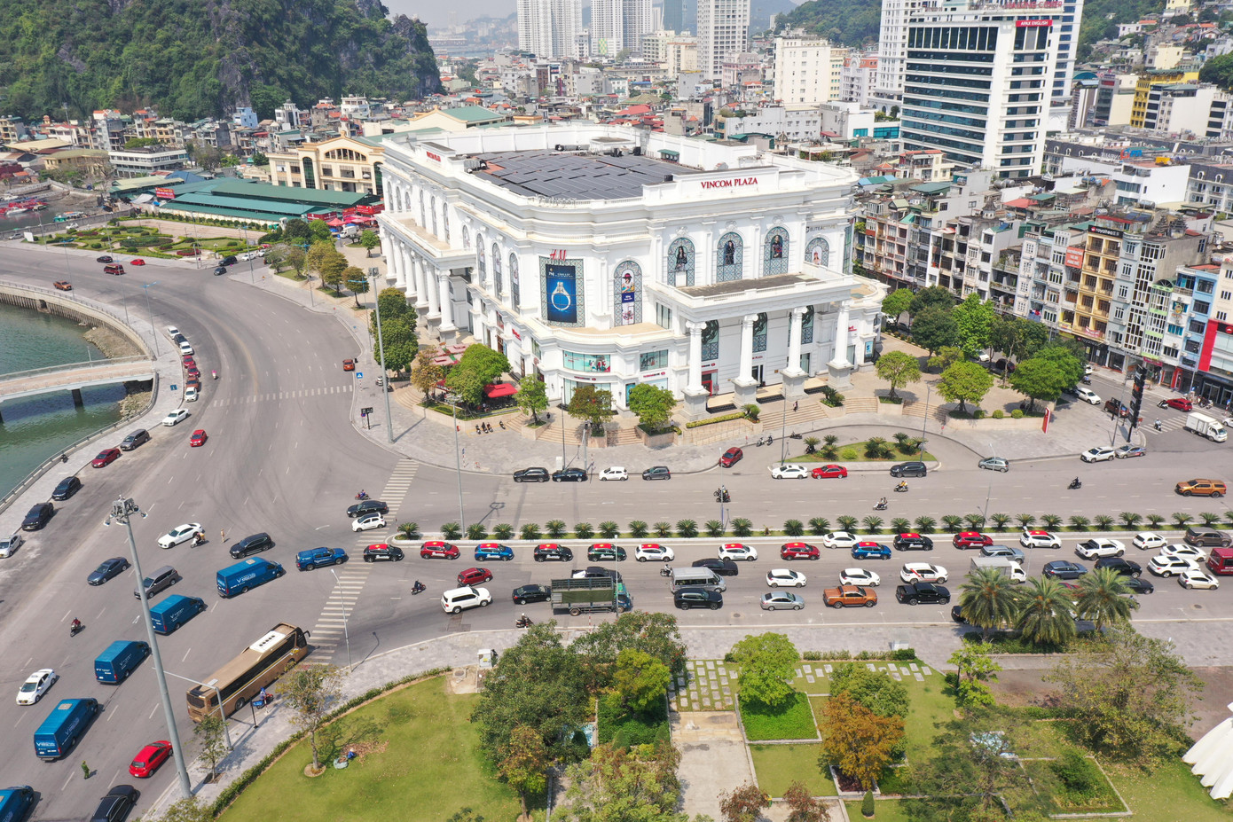 Theo sau đoàn là những chiếc xe cung cấp dịch vụ Mobile Service của VinFast, sẵn sàng hỗ trợ khi cần thiết.