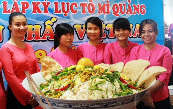 Hoàn thành tô mì, kỷ lục150 người ăn không hết