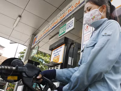 Đề cập vấn đề điều hành giá xăng, Bộ trưởng Vương Đình Huệ được nhiều người ủng hộ. Ảnh: Xuân Phú