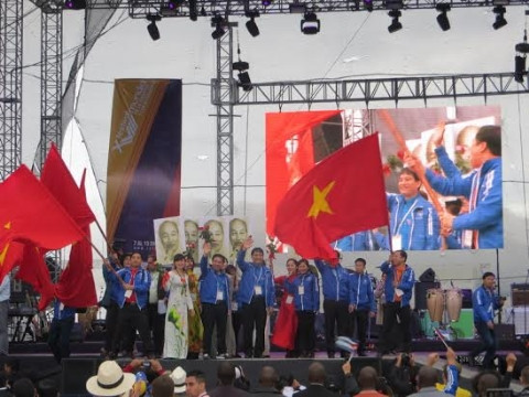 Đoàn Việt Nam đi qua sân khấu, MC hô Viva Việt Nam